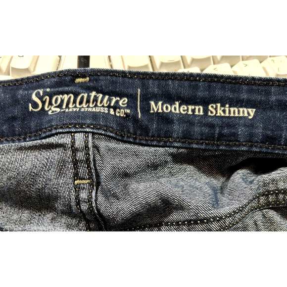 Signature by Levi's Modern Skinny Women's Size 26 Blue Denim Jeans 38x32 48x29 - Picture 4 of 6